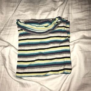 A striped shirt sleeve shirt